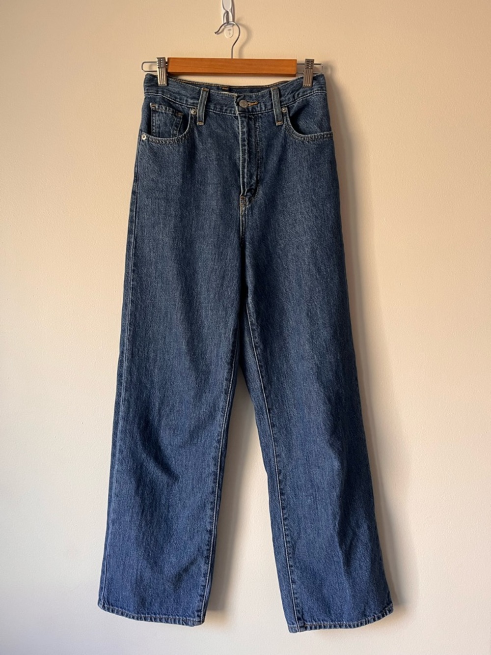Women’s high rise denim blue Levi’s size 25 x 29 cotton hemp blend